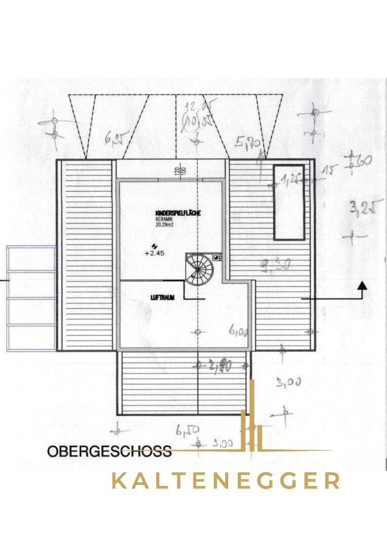 Grundriss des Obergeschosses mit Kinderspielfläche, Luftraum und Wendeltreppe.