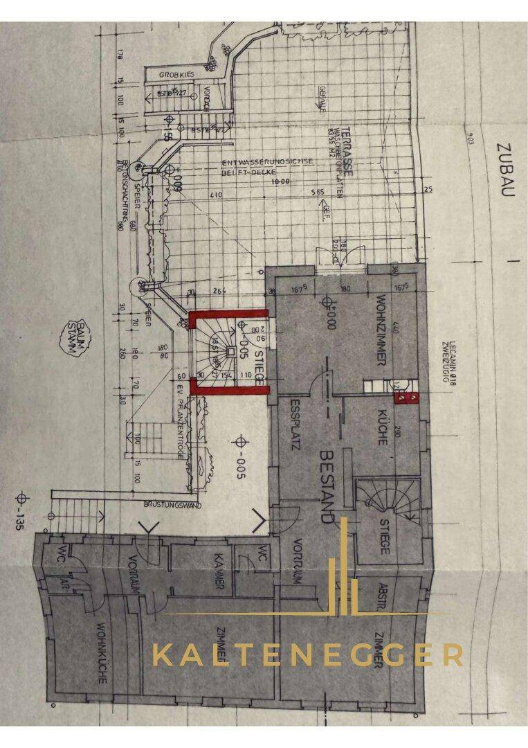 Grundriss des Erdgeschosses mit Wohnzimmer, Essplatz, Küche und Treppe.