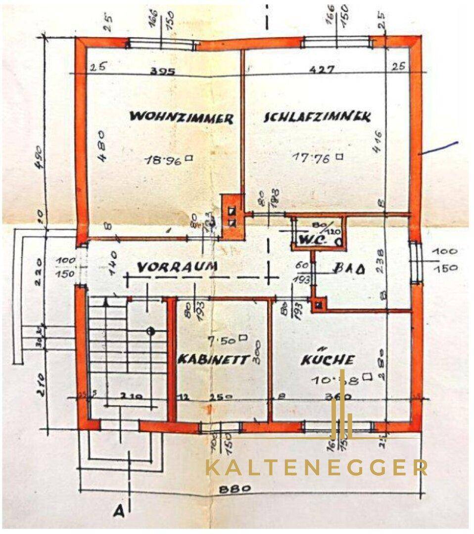 Handgezeichneter Grundriss des Erdgeschosses mit Wohnzimmer, Schlafzimmer, Küche und Bad.