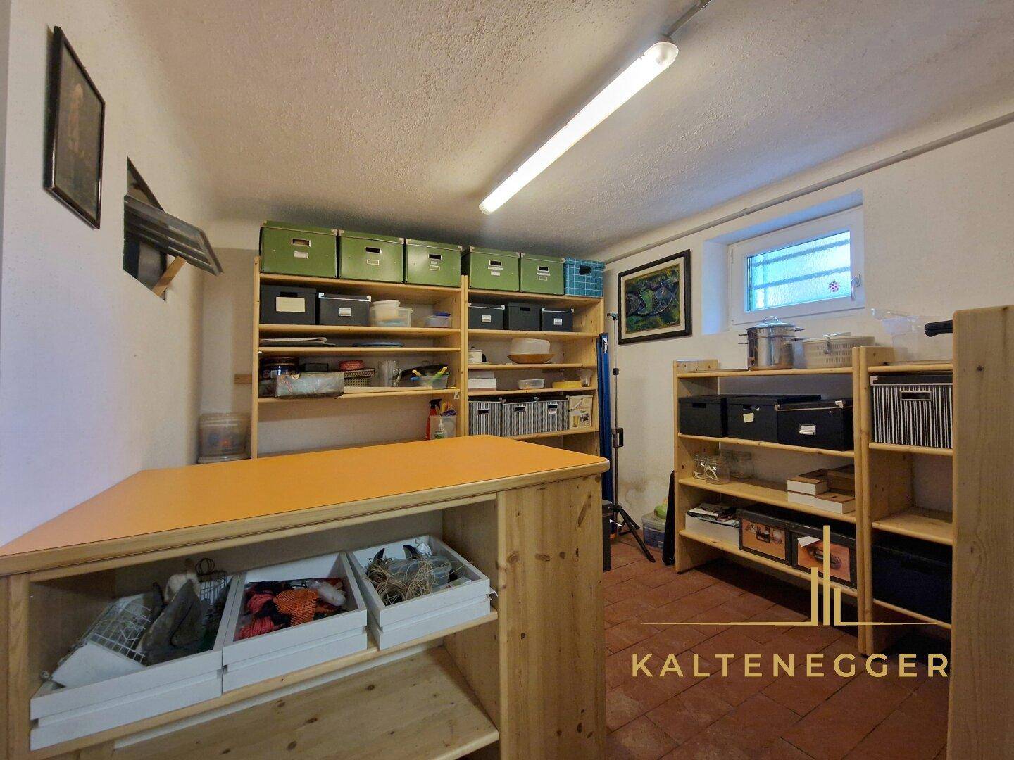 Ordentlicher Kellerraum mit vielen Regalen und Stauraum für diverse Haushaltsgegenstände.