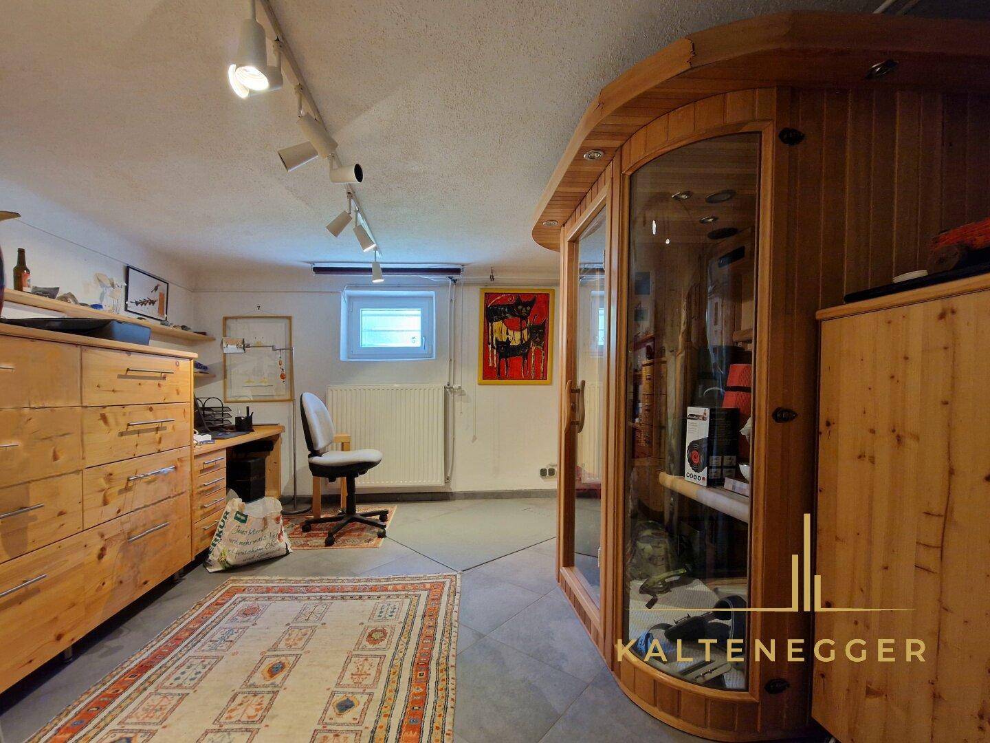 Hobbyraum im Keller mit integrierter Sauna und Holzmöbeln, ideal zur Entspannung.
