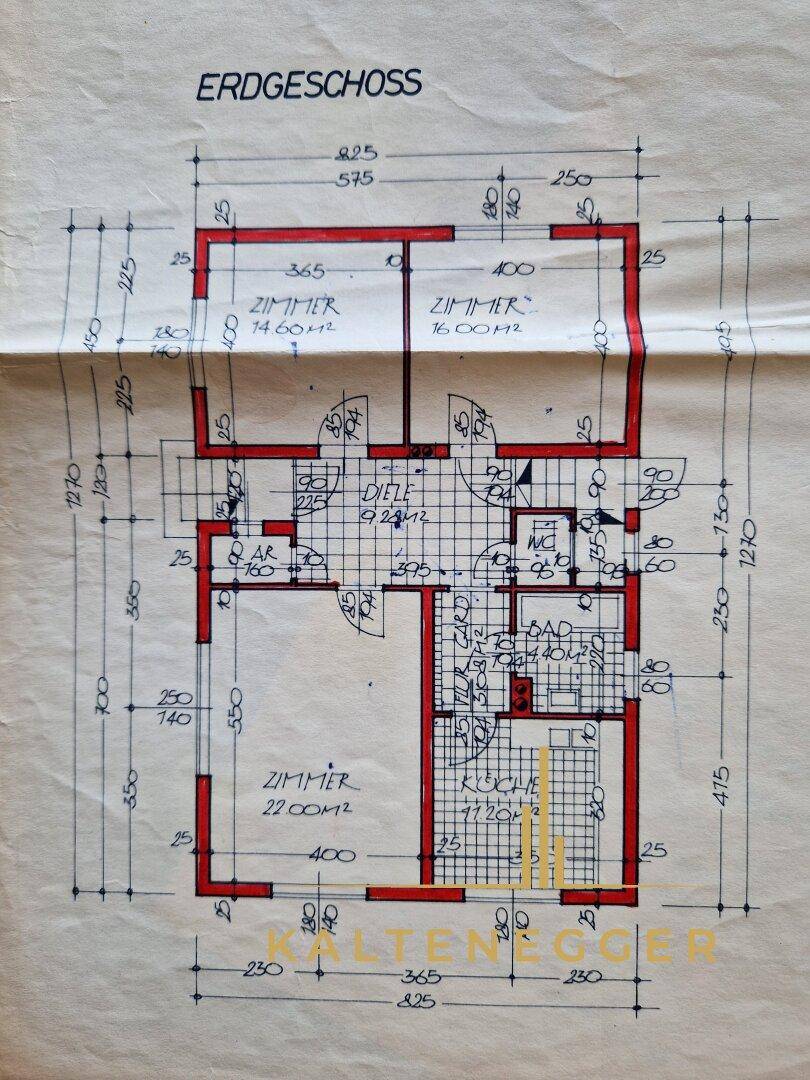 Grundriss des Erdgeschosses mit Zimmern, Bad und Küche, inklusive Maßangaben.