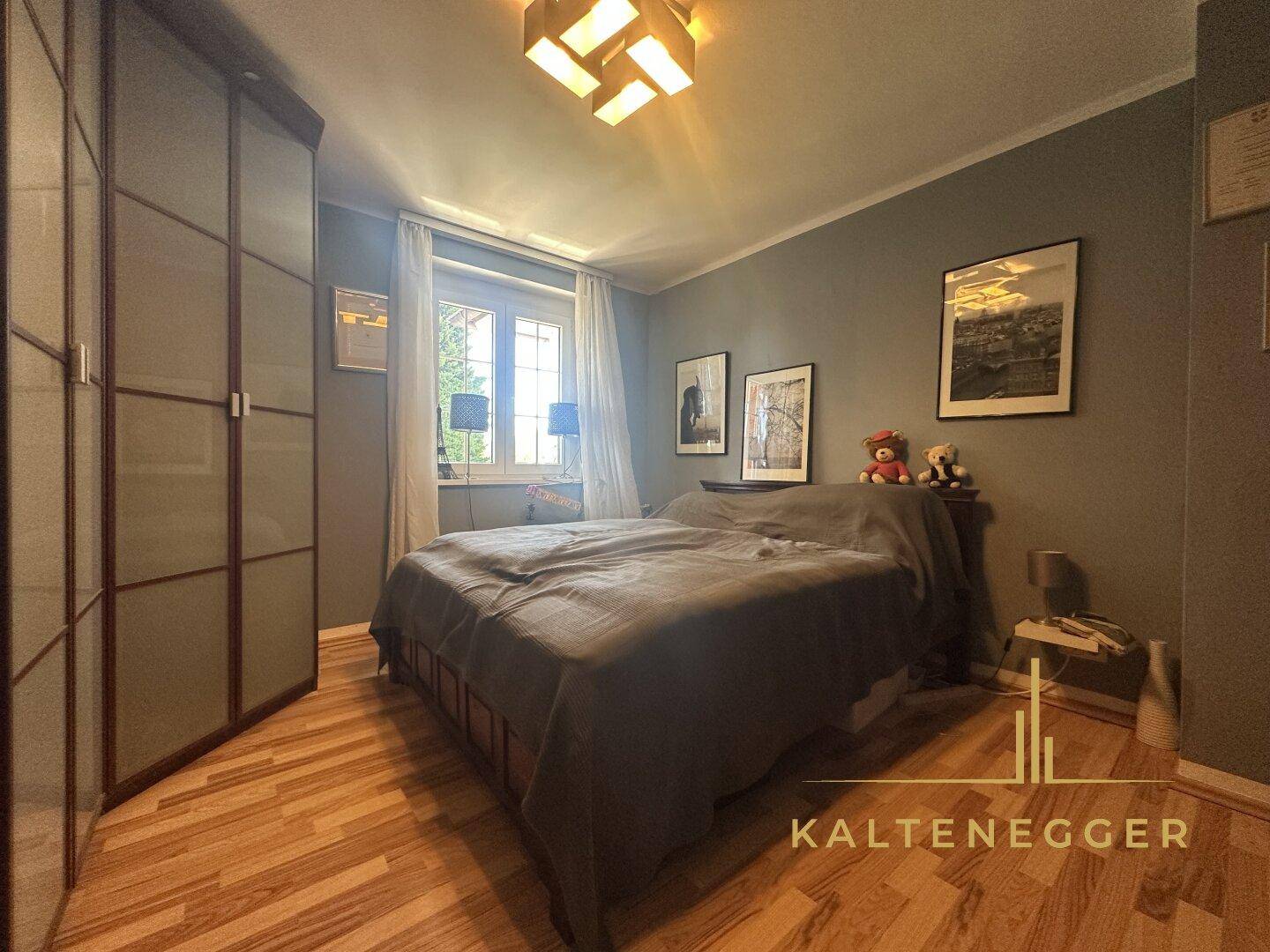 Gemütliches Schlafzimmer mit Holzboden, großem Bett und Einbauschrank.