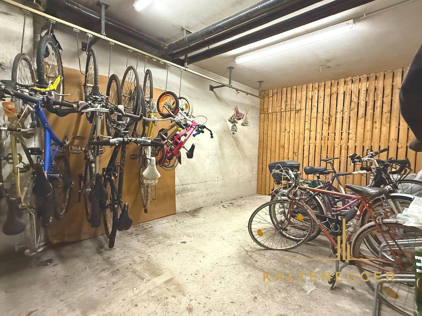 Gemeinschaftlicher Fahrradraum im Untergeschoss mit vielen Abstellmöglichkeiten.