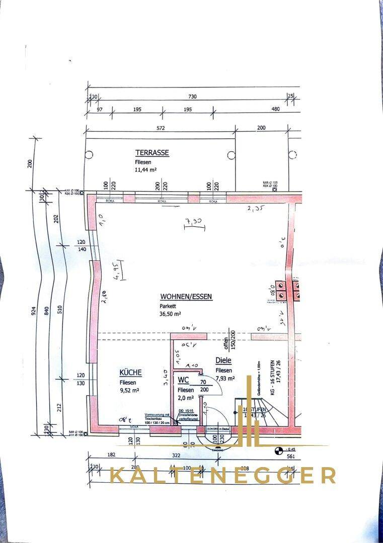 Grundriss des Erdgeschosses mit Wohn-/Essbereich, Küche, WC und Terrasse.
