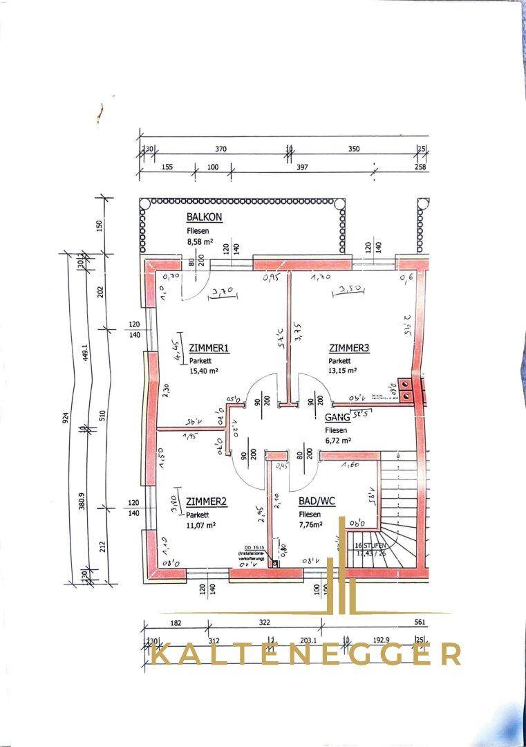 Grundriss des Obergeschosses mit drei Zimmern, Bad und Balkon.