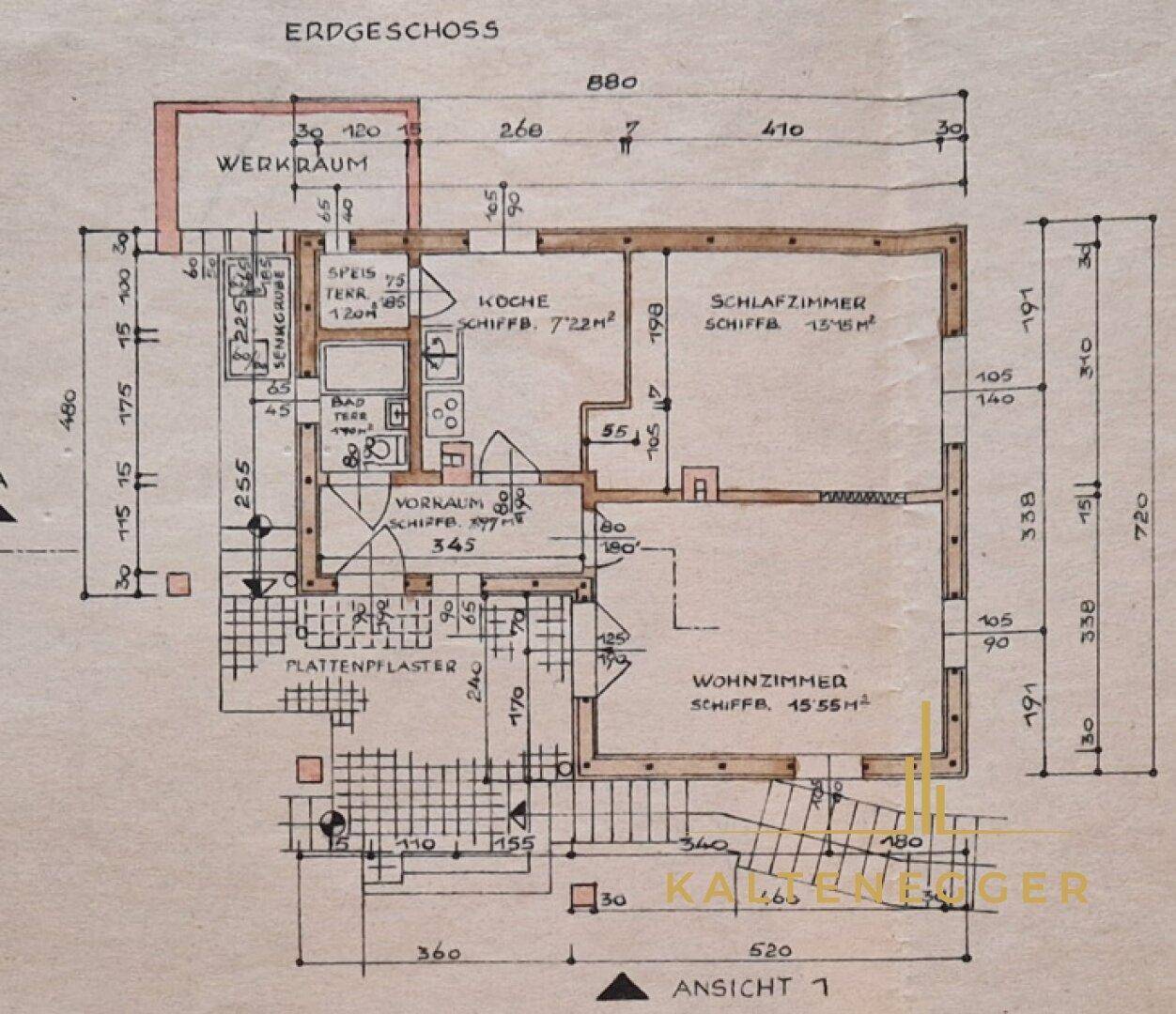 Grundriss des Erdgeschosses mit Wohnzimmer, Schlafzimmer, Küche und Terrasse.