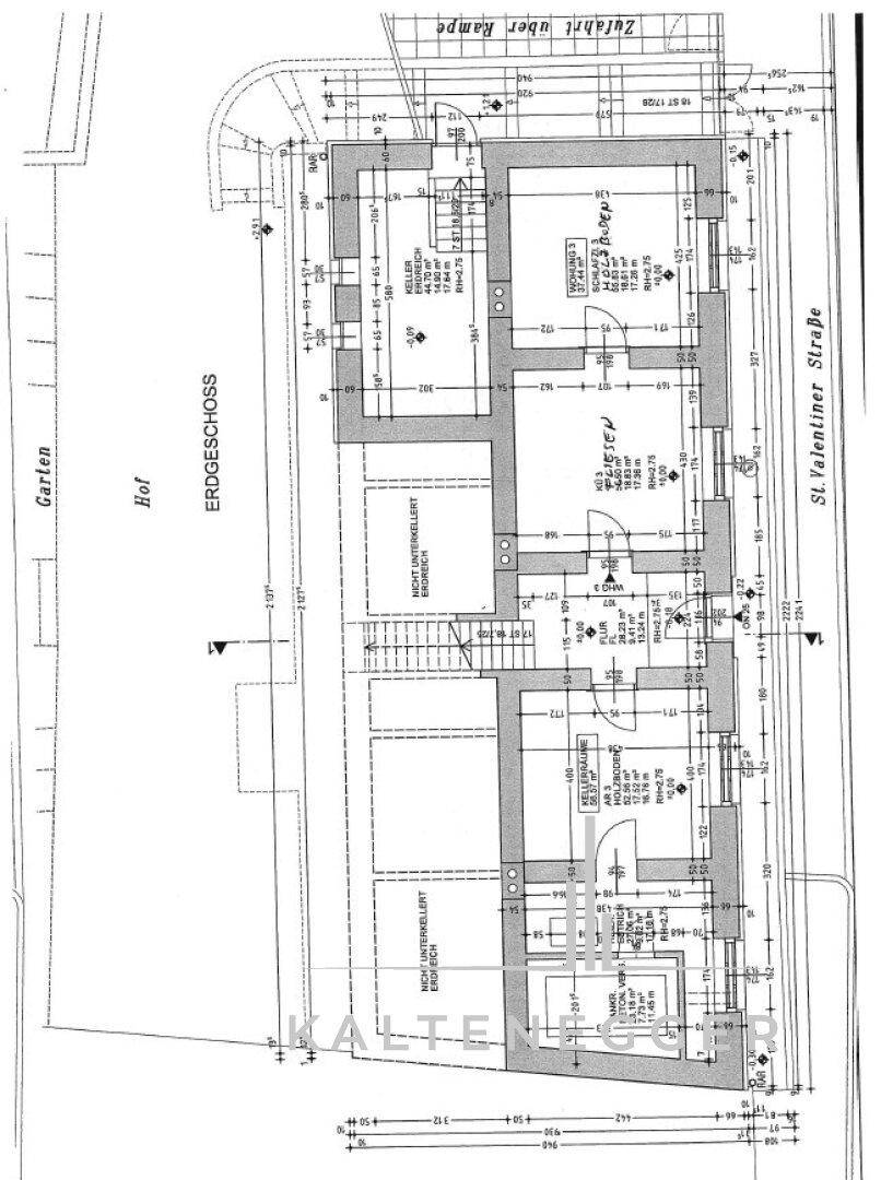 Grundriss des Erdgeschosses mit verschiedenen Wohneinheiten und Außenbereichen.