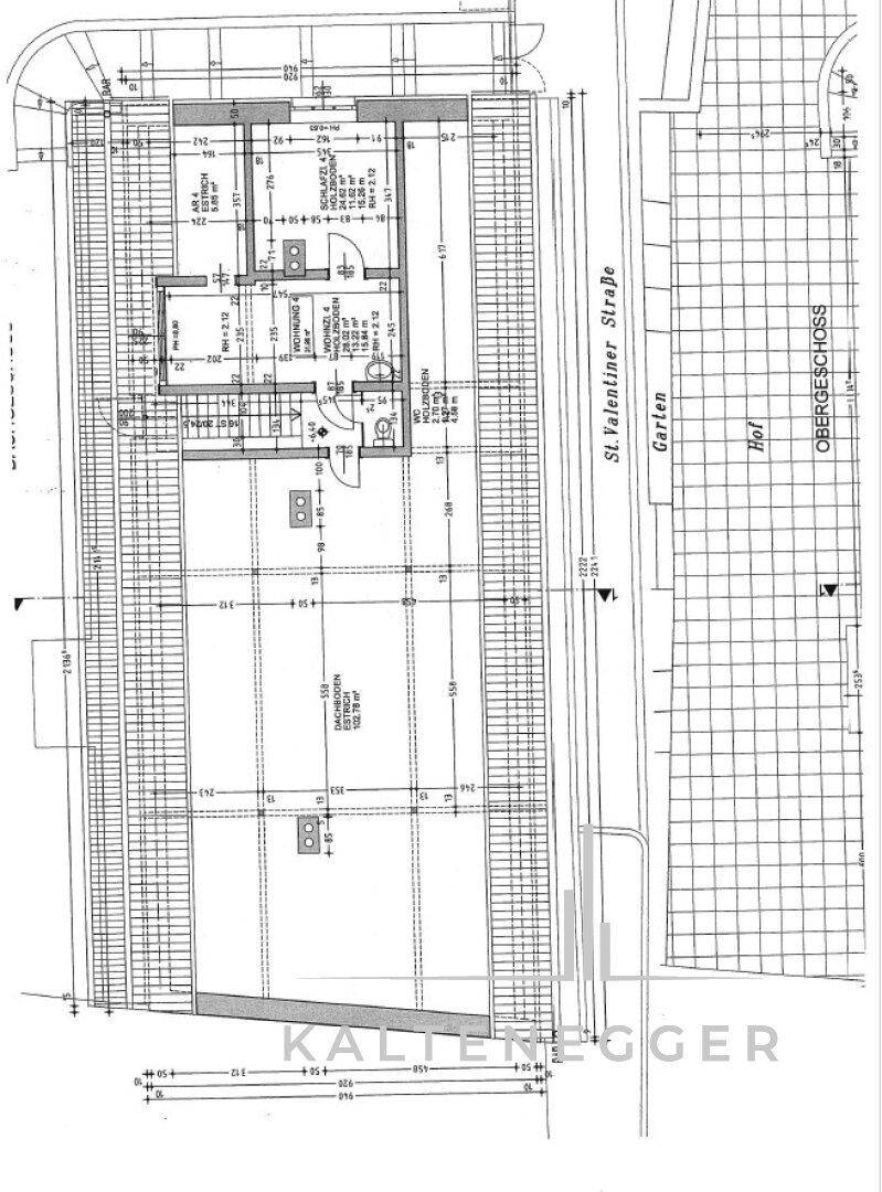 Grundriss des Obergeschosses mit mehreren Wohneinheiten und Dachschrägen.