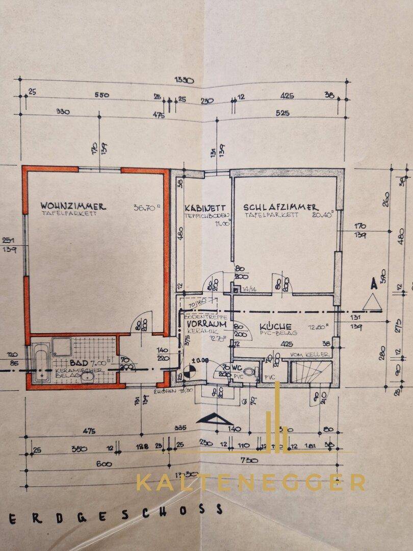 Grundriss des Erdgeschosses mit Wohnzimmer, Schlafzimmer, Küche und Bad, inklusive separatem WC und Kellerzugang.