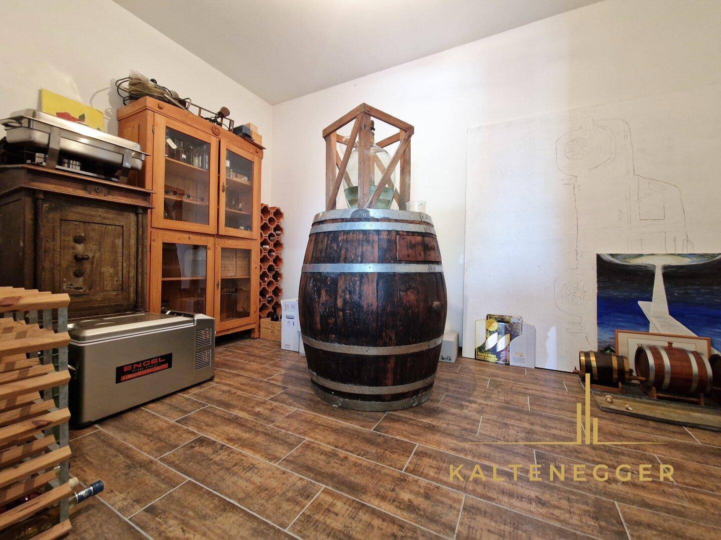 Rustikaler Weinkeller mit Holzregalen und Fässern, ideal zur Lagerung von Weinen.