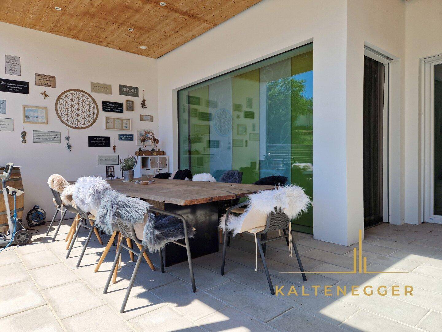 LEBENSQUALITÄT PUR: Designerhaus mit Naturpool und ganz viel grüner Oase - Ansicht 3