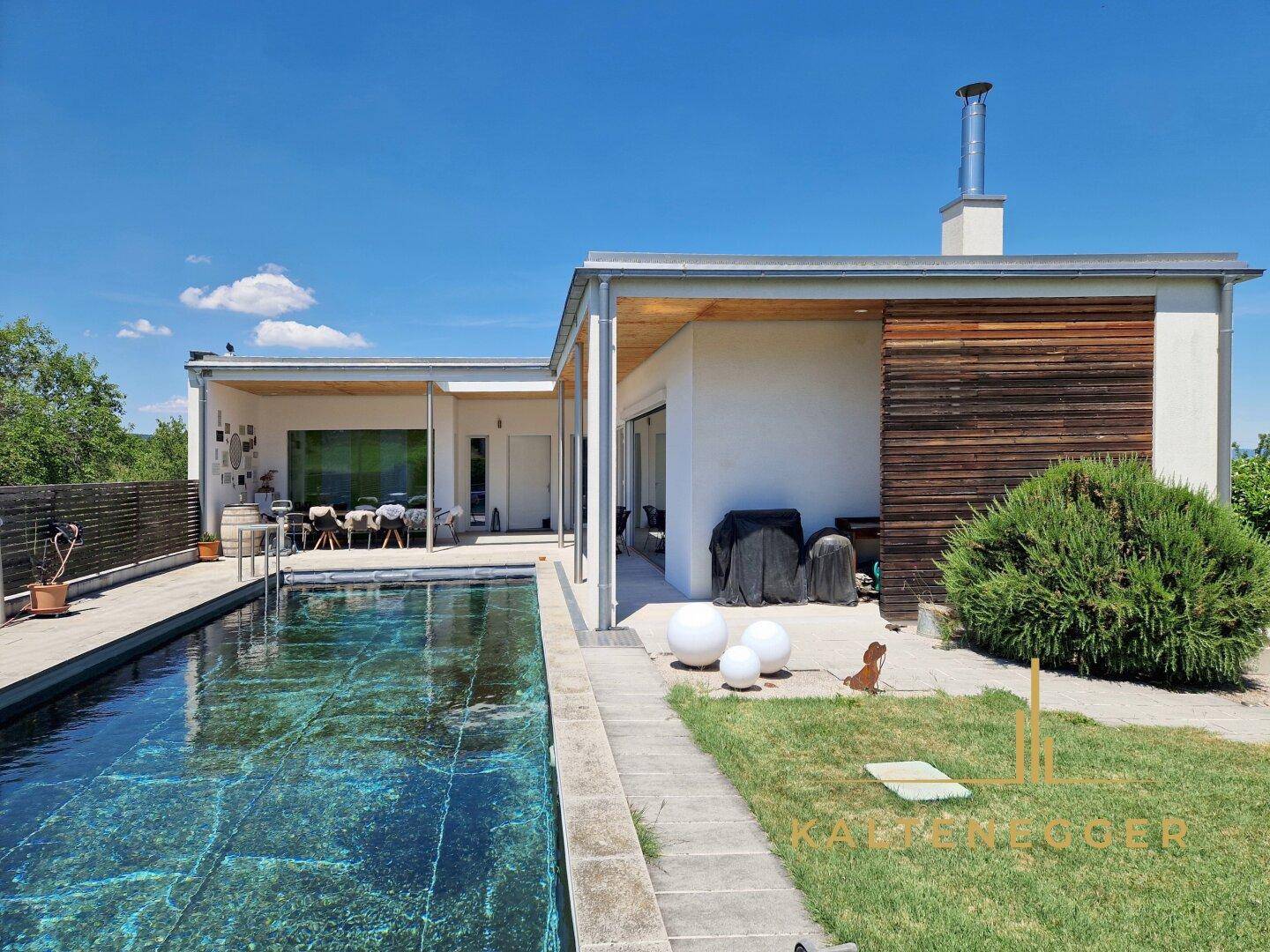 LEBENSQUALITÄT PUR: Designerhaus mit Naturpool und ganz viel grüner Oase - Ansicht 2