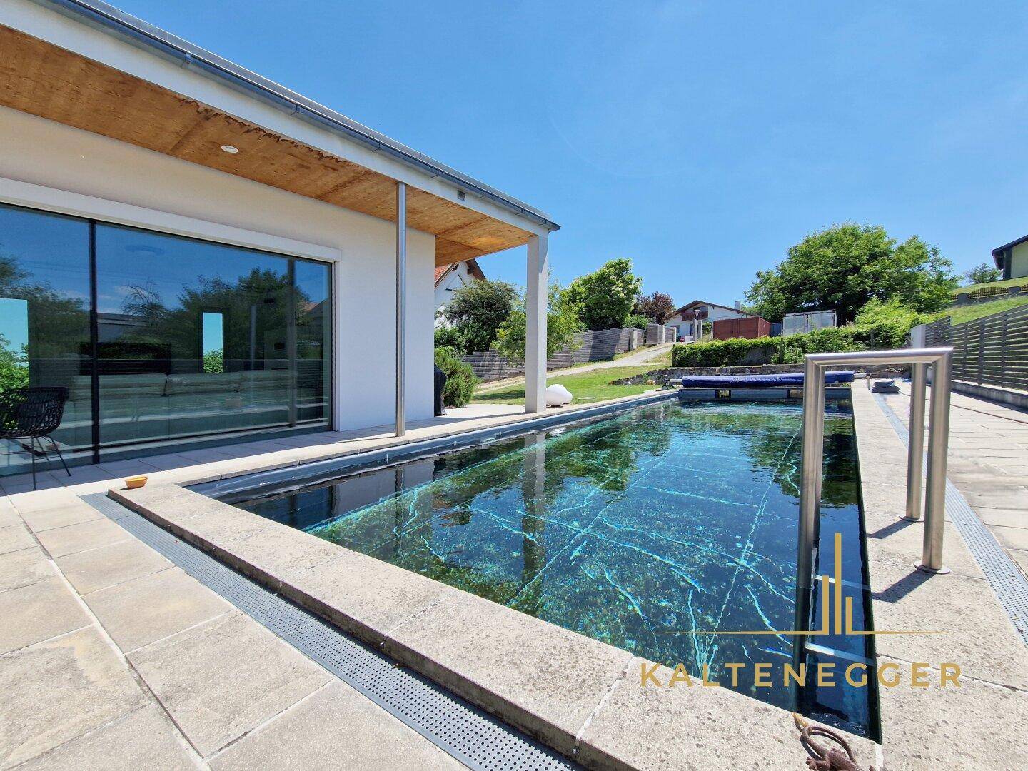 LEBENSQUALITÄT PUR: Designerhaus mit Naturpool und ganz viel grüner Oase - Ansicht 4