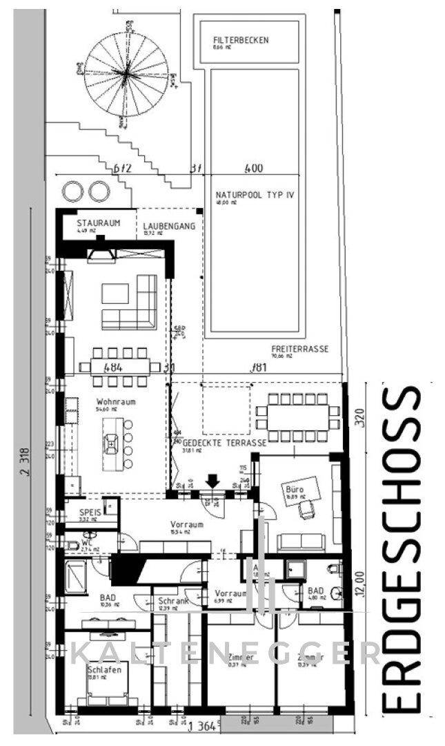 Grundriss des Erdgeschosses mit Wohnbereich, Schlafzimmern, Bädern und Zugang zu Terrasse und Pool.