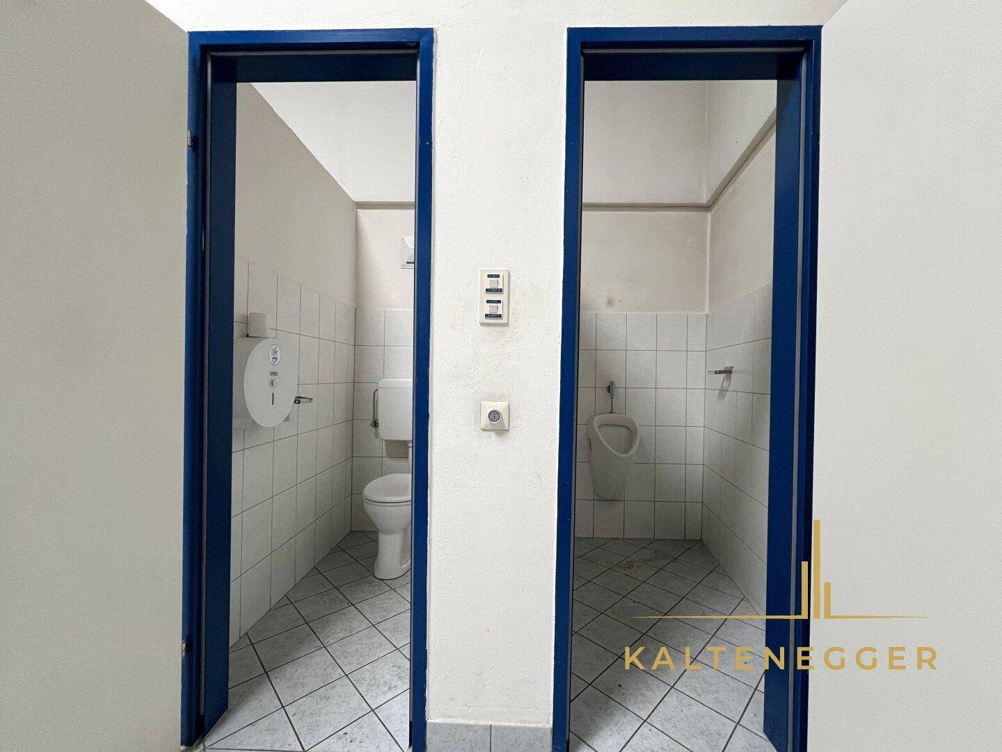 Zwei separate Toilettenräume mit Fliesenboden, einer davon mit Urinal, in gutem Zustand.