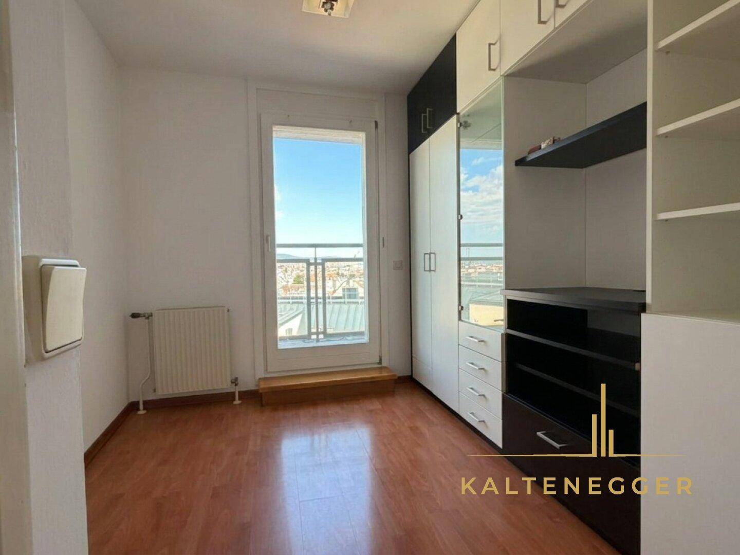 Kleines Schlafzimmer mit Laminatboden, Einbauschrank und Zugang zu einem französischen Balkon.
