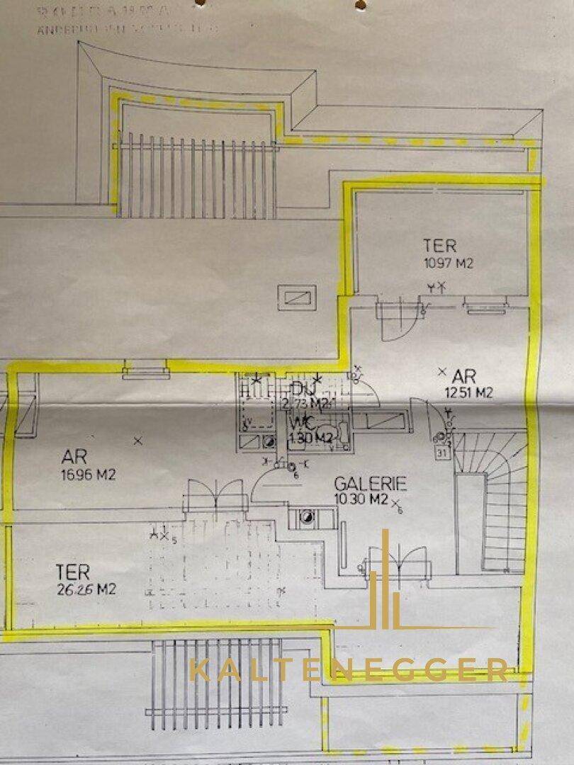 Detaillierter Grundrissplan mit Galerie, Abstellräumen und großen Terrassenbereichen.