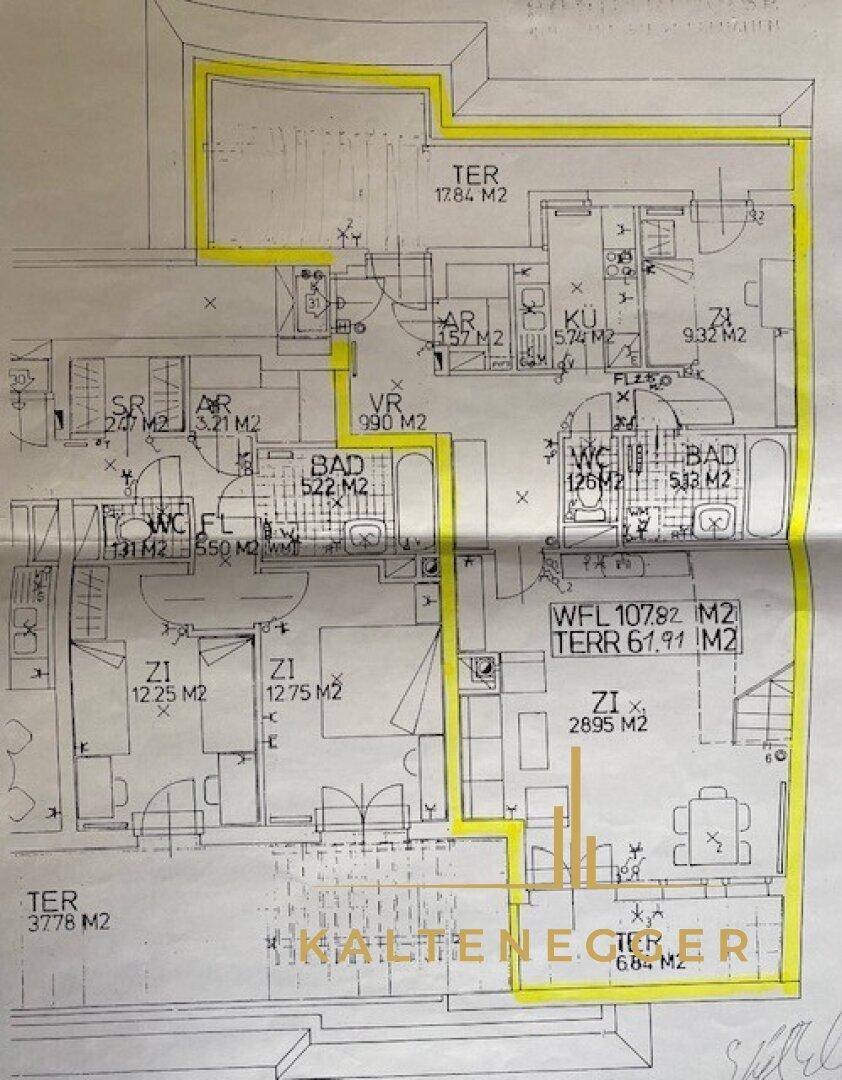 Grundrissplan mit mehreren Zimmern, Bädern und Terrassenflächen.