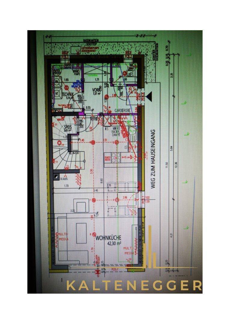 Detaillierter Grundriss des Erdgeschosses mit Wohnküche, Garderobe und Treppenaufgang.