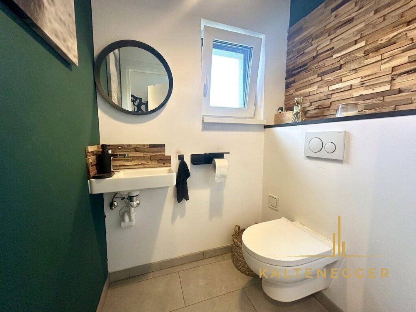 Modernes Gäste-WC mit Wand-WC, kleinem Waschbecken und dekorativer Holzwand.