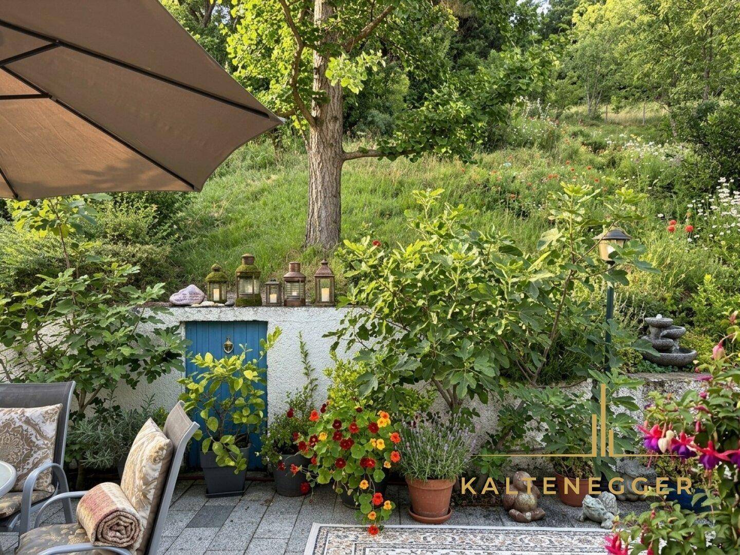 Gemütlicher Außenbereich mit Sitzgelegenheiten, Laternen und üppiger Bepflanzung im Hintergrund.