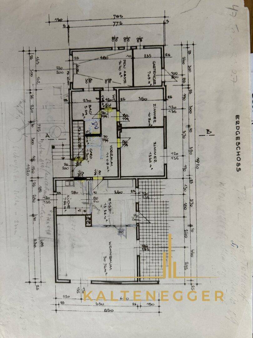 Handgezeichneter Grundriss des Erdgeschosses mit Zimmern und Terrassenbereich.
