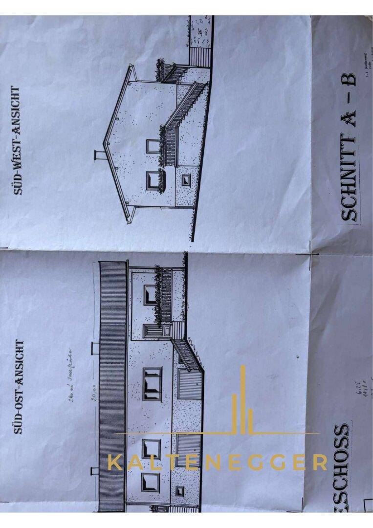 Architektonische Ansichten des Gebäudes von Süd-West und Süd-Ost mit Satteldach.