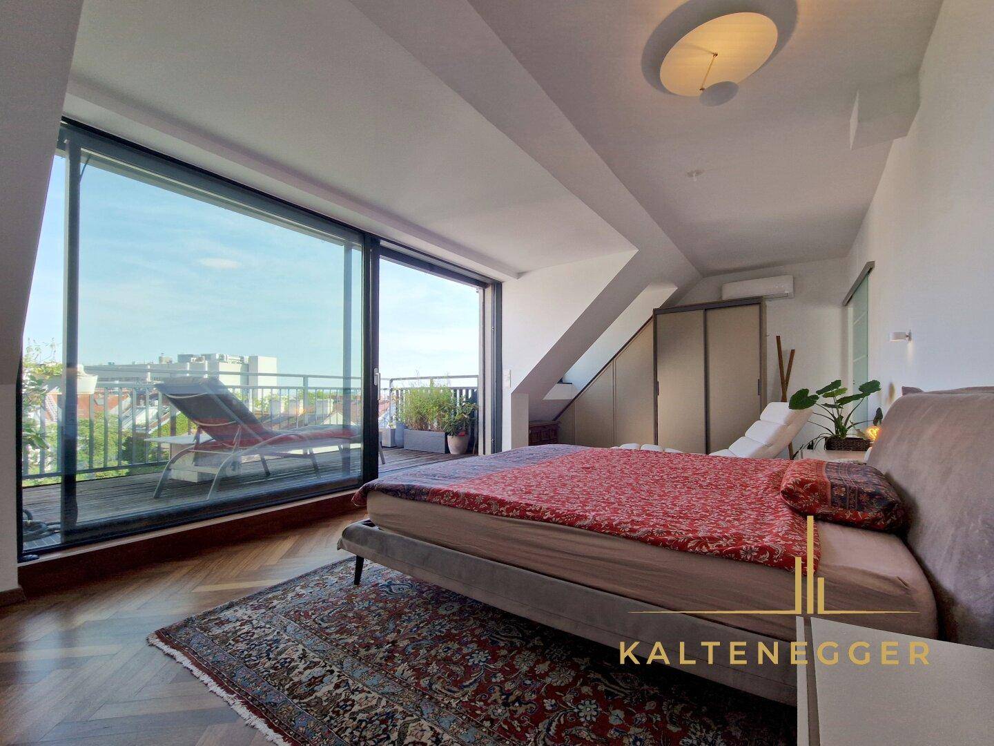 Gemütliches Schlafzimmer mit Holzboden, großem Fenster und Zugang zu einer privaten Terrasse.