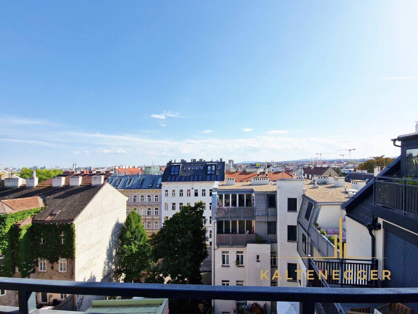 Panoramablick über die Dächer der Stadt von der Dachterrasse aus.