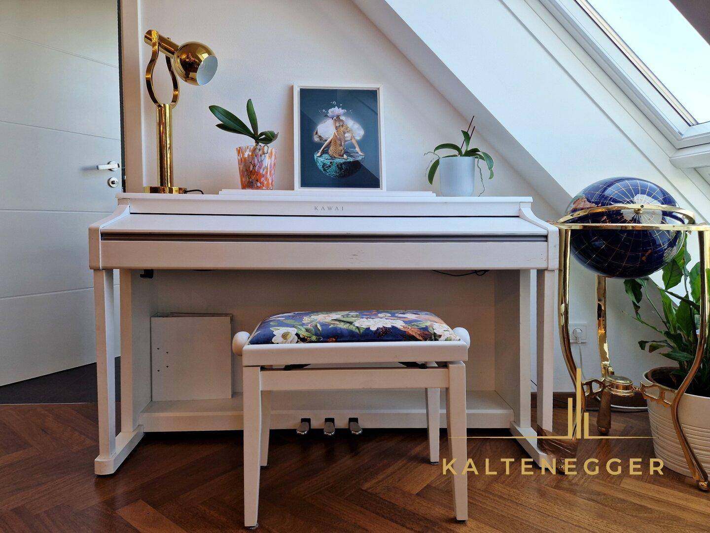 Heller Raum mit Klavier, Holzboden und Dachfenster, ideal als Musik- oder Arbeitszimmer.