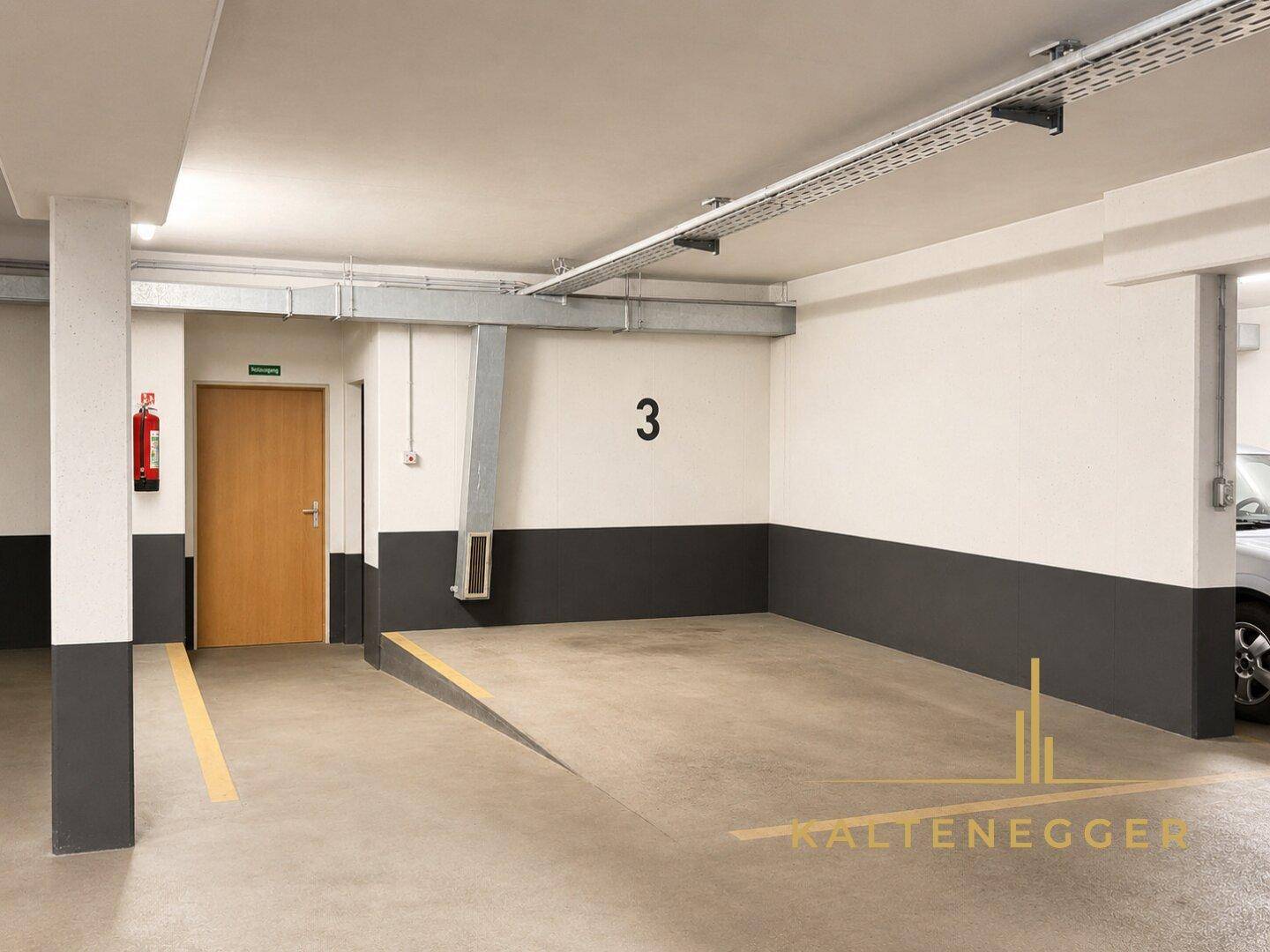 Tiefgaragenstellplatz mit Betonboden und klarer Markierung für Fahrzeuge.