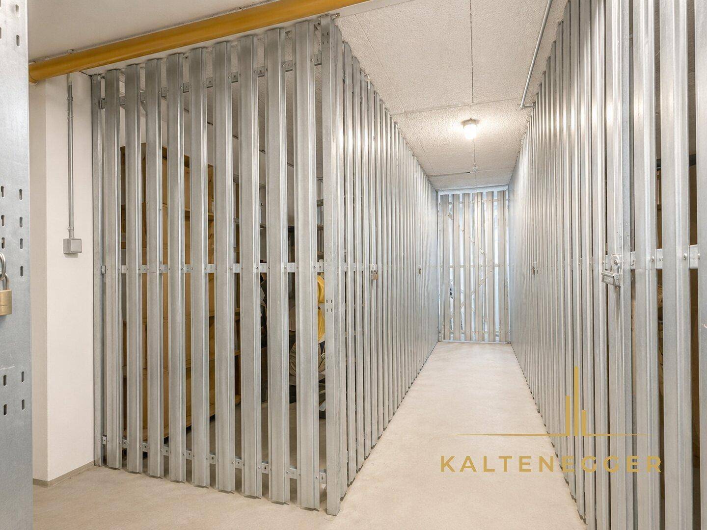 Kellerabteile mit Metallgittern für sichere Lagerung von persönlichen Gegenständen.