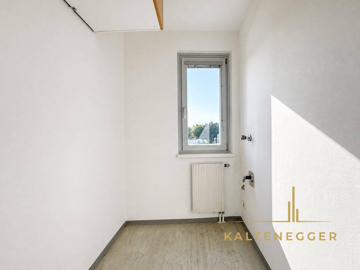 Kleiner Raum mit Fenster, Heizung und Anschlüssen, ideal als Abstell- oder Hauswirtschaftsraum.