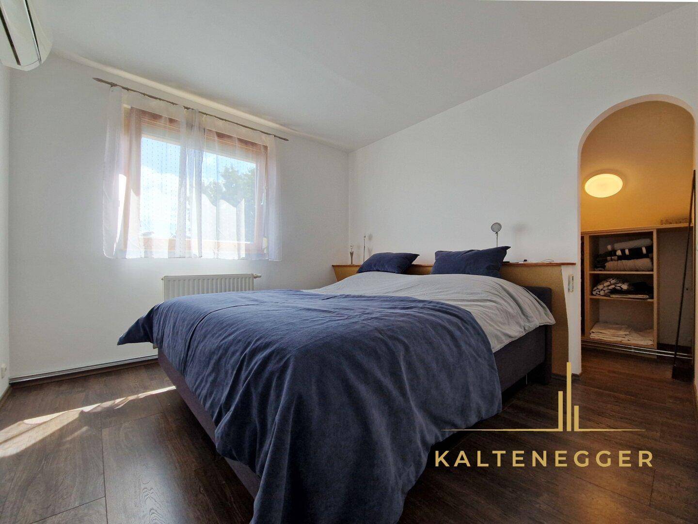 OG: Zimmer ca. 10,06 m² mit Schrankraum