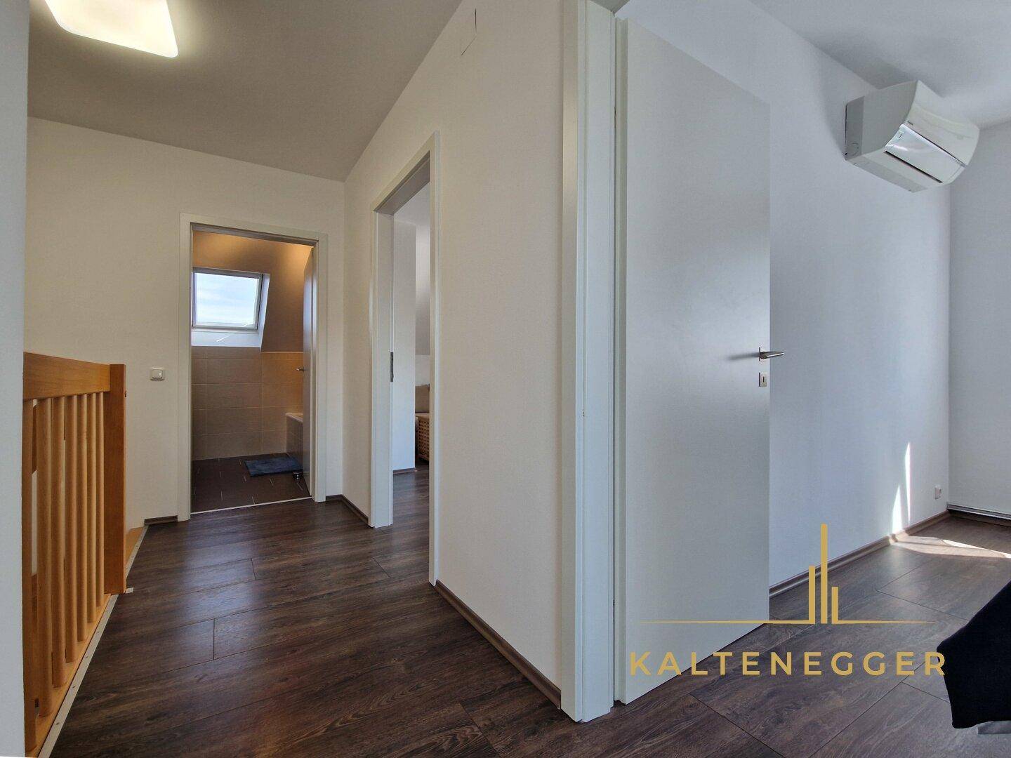 OG: Flur ca. 4,86 m² mit Zugang zum Bad/WC und allen 3 Zimmern
