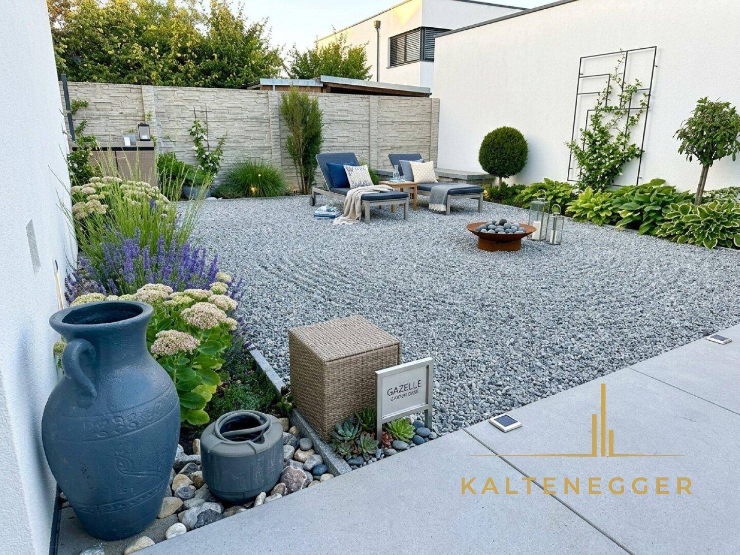 Gepflegter Zen-Garten mit Kiesflächen, Liegestühlen und Feuerstelle.
