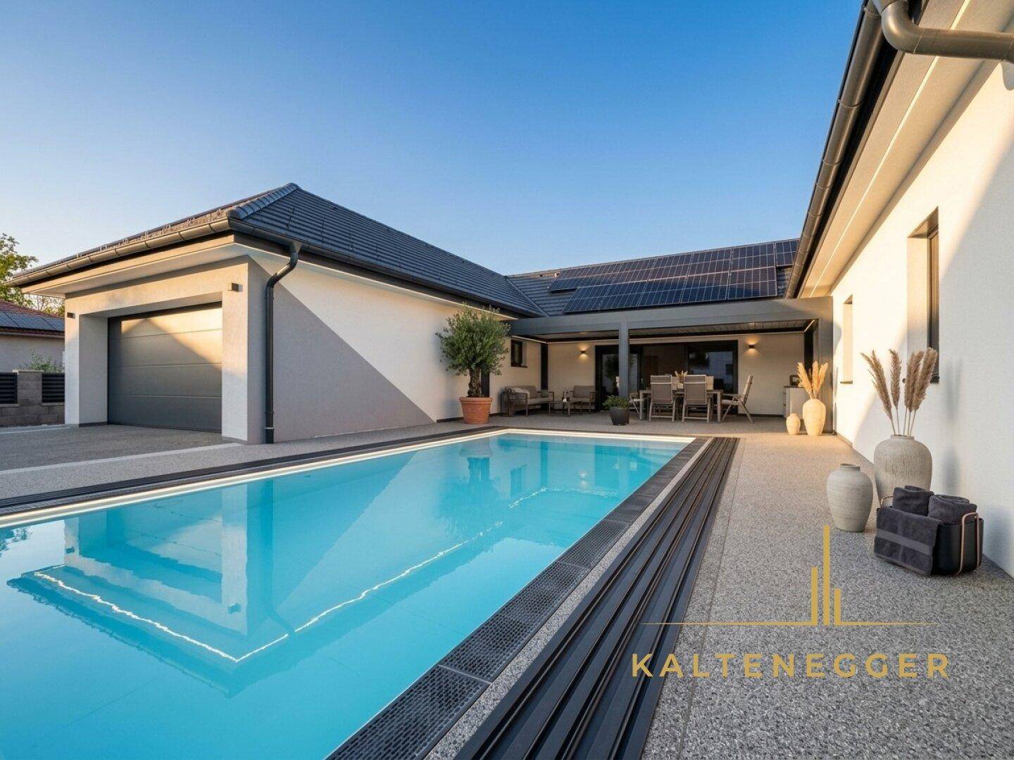Moderner Außenbereich mit großem Pool, Garage und sonniger Terrasse am Haus.