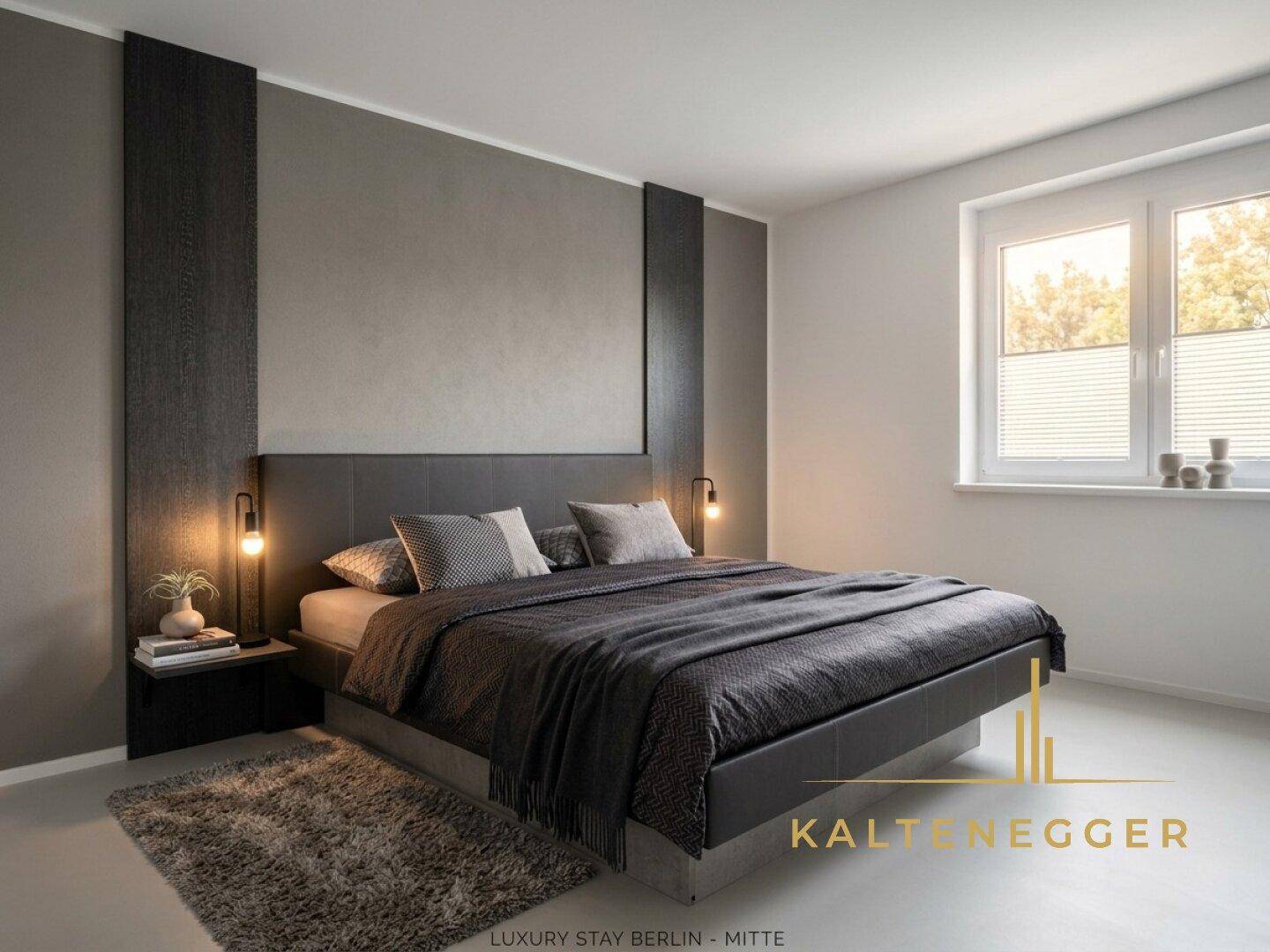 Modernes Schlafzimmer mit großem Doppelbett, dunklen Akzentwänden und natürlichem Lichteinfall.