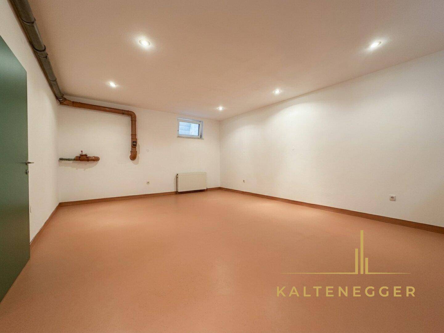 Großer, leerer Kellerraum mit Linoleumboden, weißen Wänden und einem kleinen Fenster, vielseitig nutzbar.
