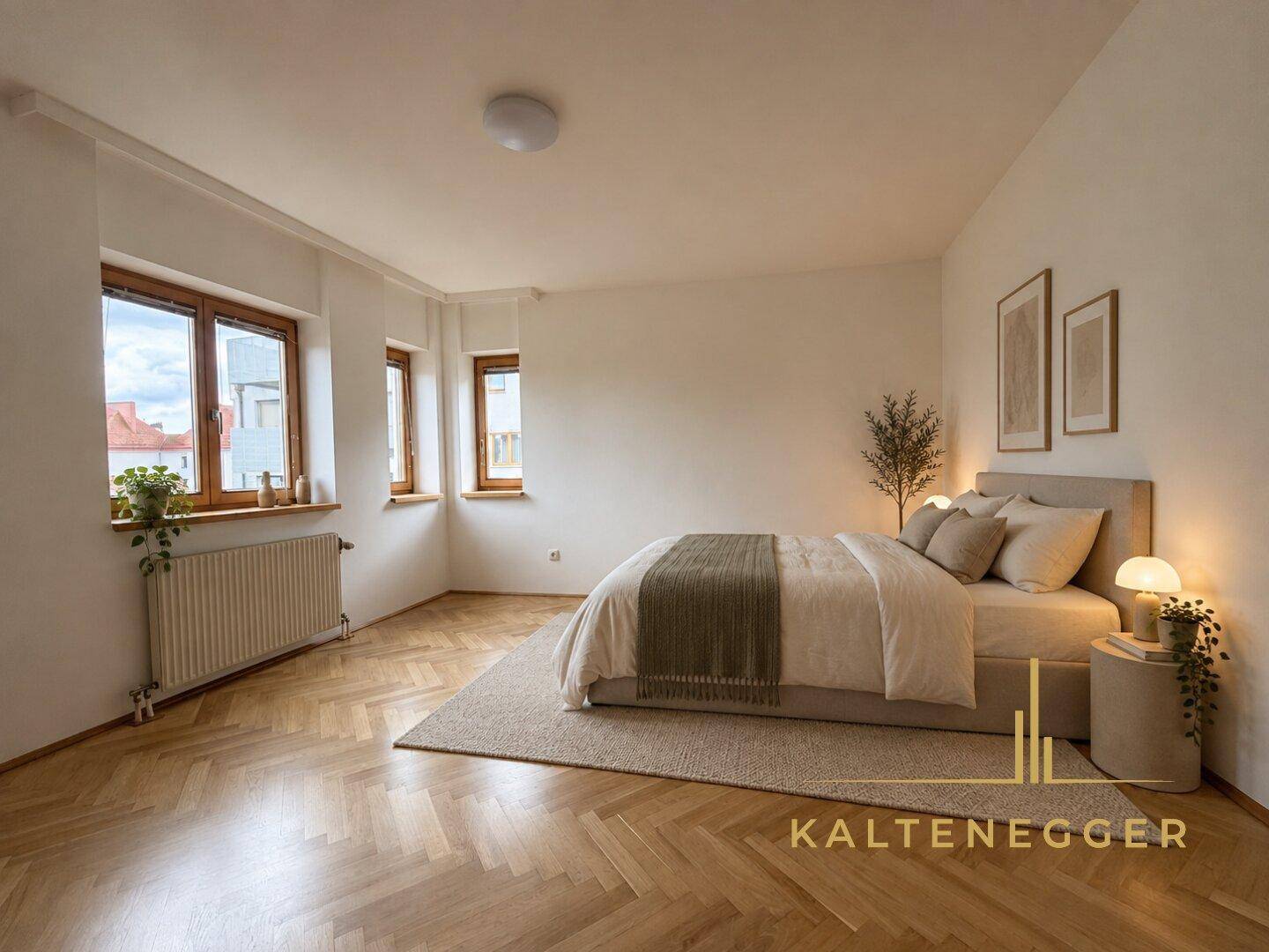 Geräumiges Schlafzimmer mit Doppelbett, Fischgrätparkett und mehreren Fenstern.