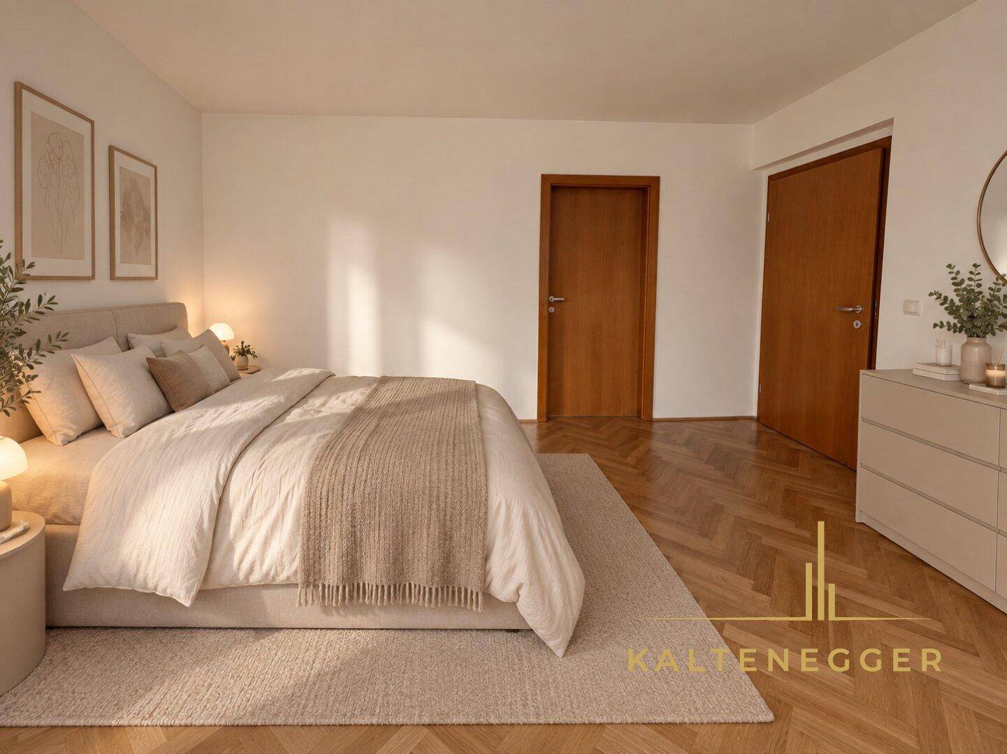 Schlafzimmer mit Doppelbett, Holzboden und zwei Holztüren.
