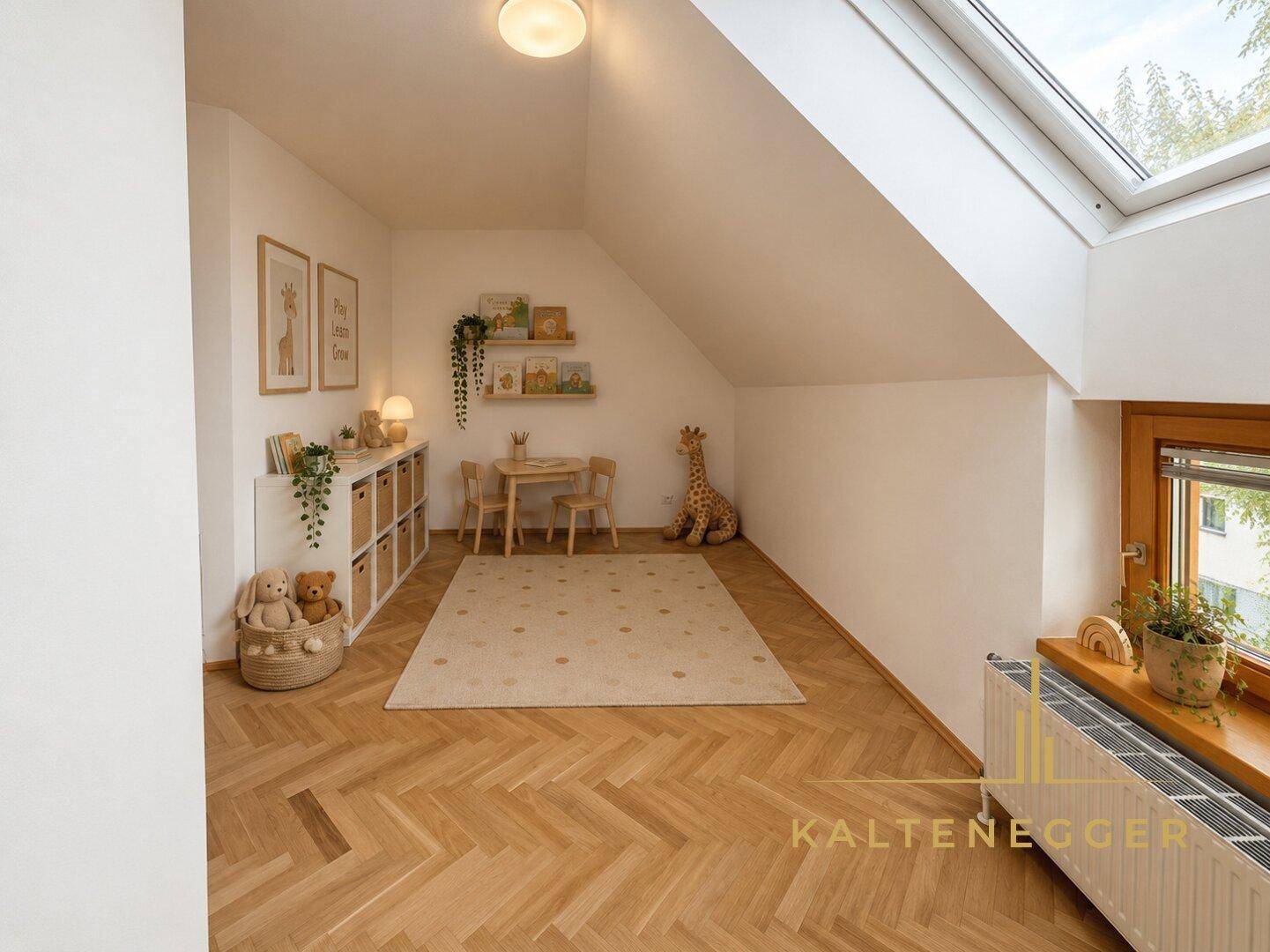 Geräumiges Kinderzimmer im Dachgeschoss mit Spielbereich, Dachfenster und Holzboden.