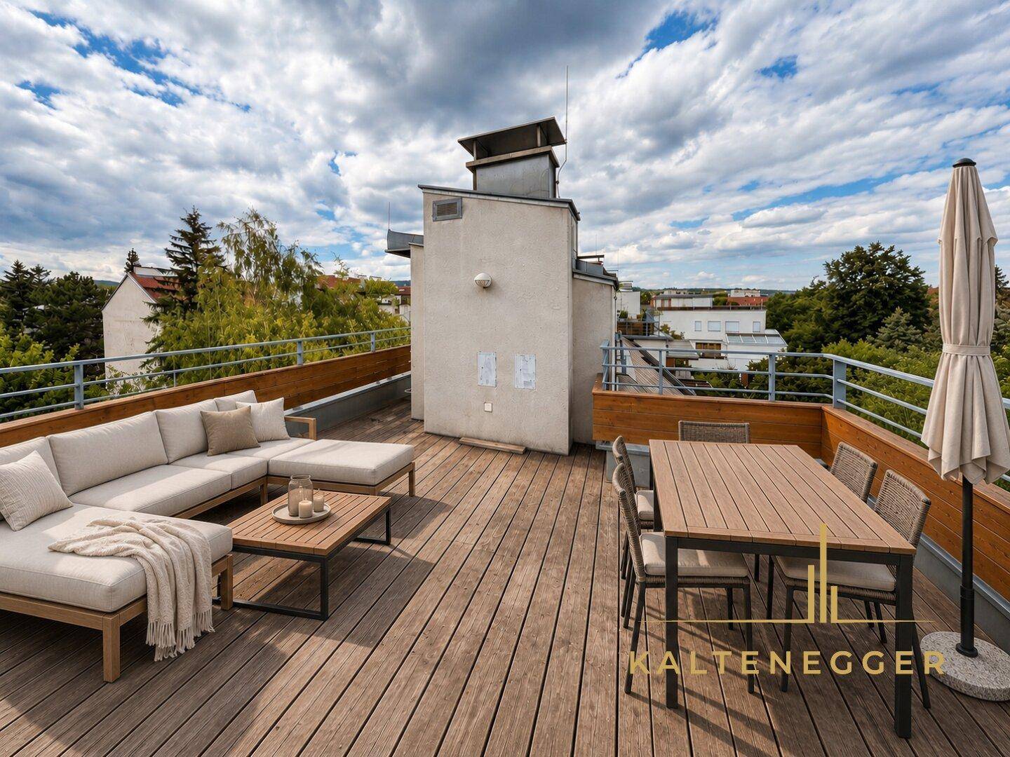 Große Dachterrasse mit Lounge-Möbeln, Esstisch und weitem Blick über die Stadt.