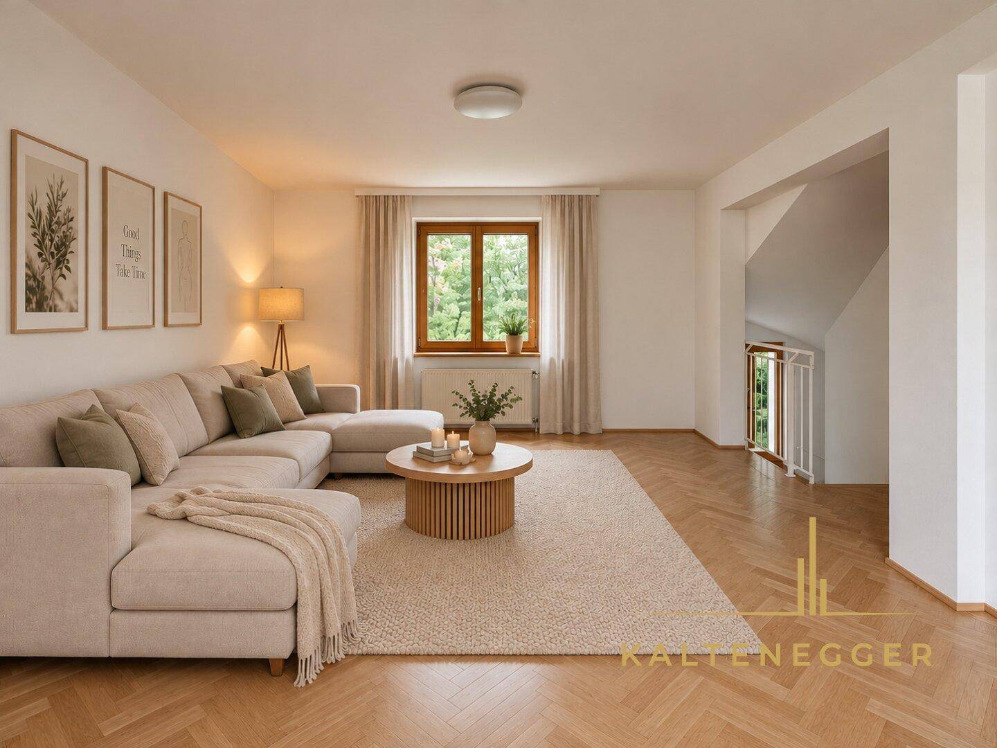 Gemütliches Wohnzimmer mit großem Ecksofa, Couchtisch und Fischgrätparkett.