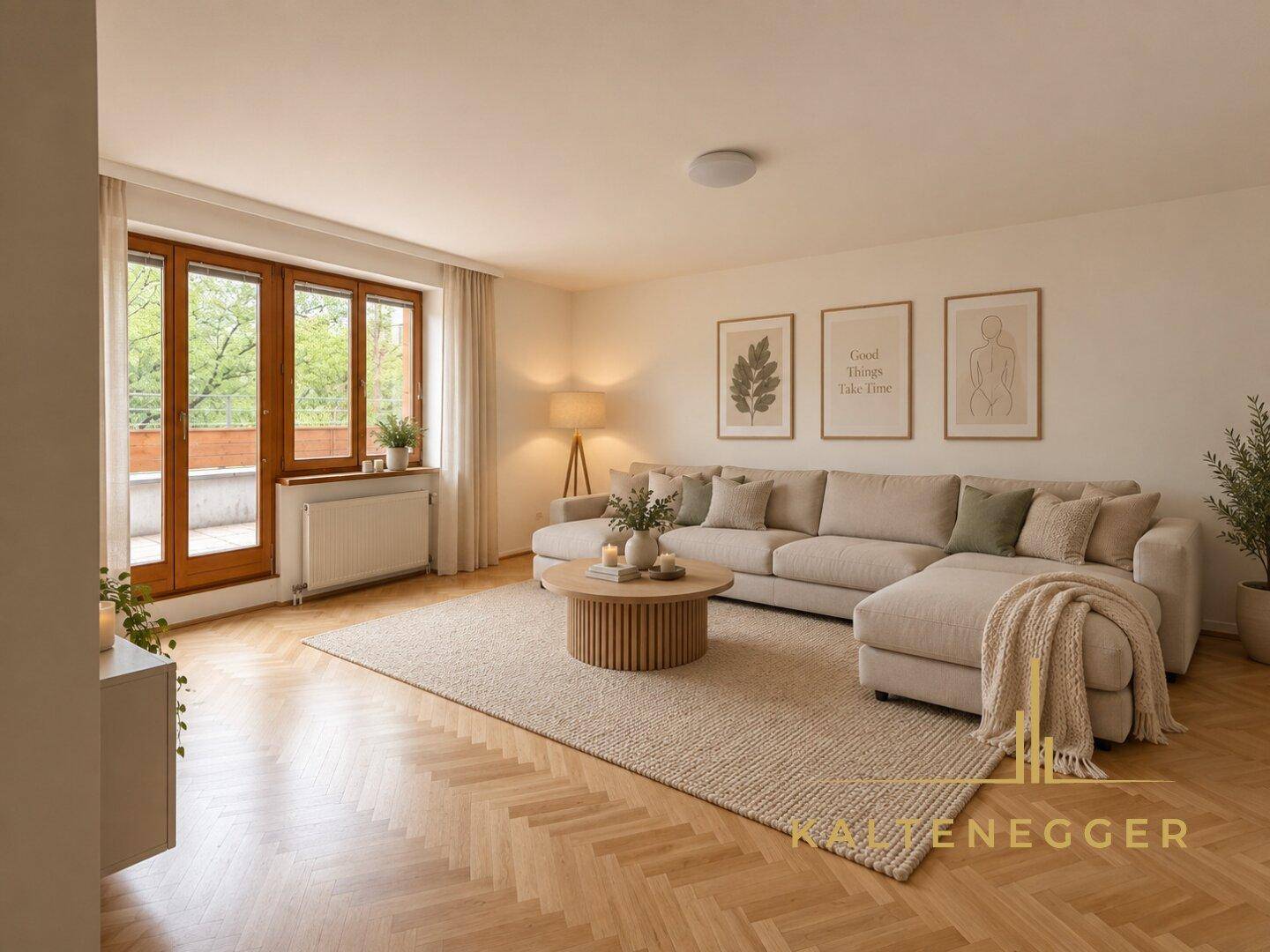 Heller Wohnbereich mit beigem Sofa, Holzboden und Zugang zu einem Außenbereich.