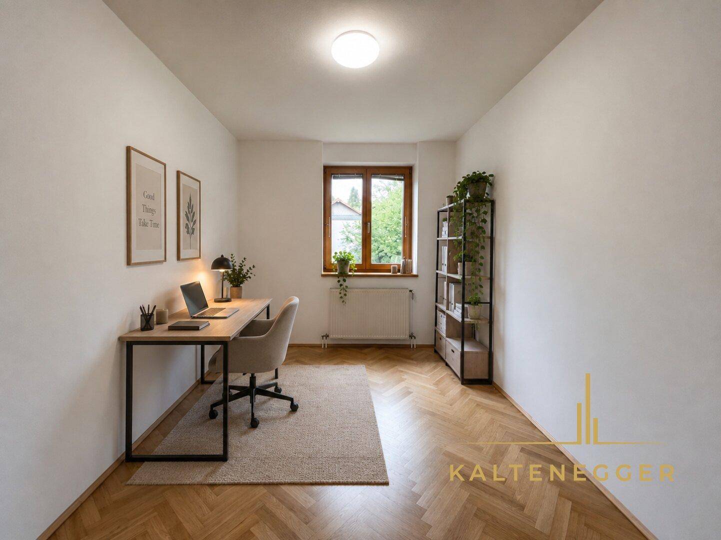 Ruhiges Arbeitszimmer mit Schreibtisch, Regal und Blick ins Grüne.