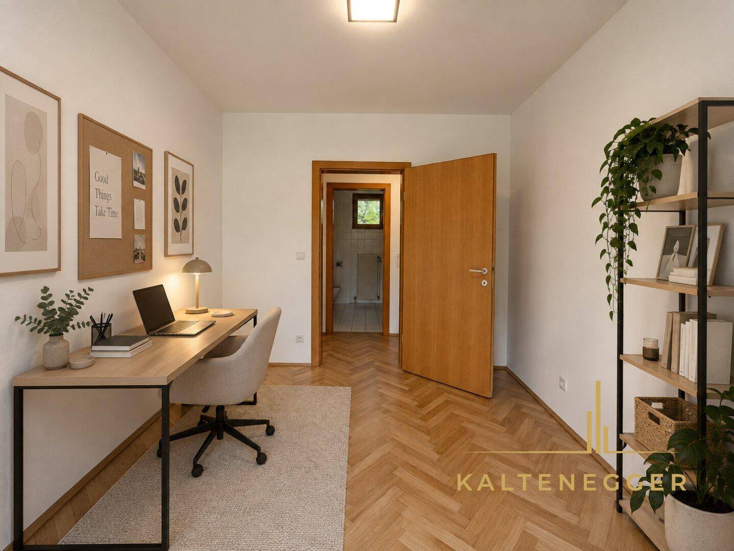 Helles Arbeitszimmer mit Holzboden und Zugang zu einem angrenzenden Badezimmer.