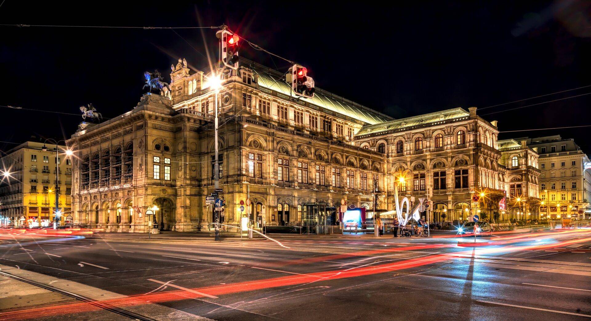 Staatsoper bei Nacht