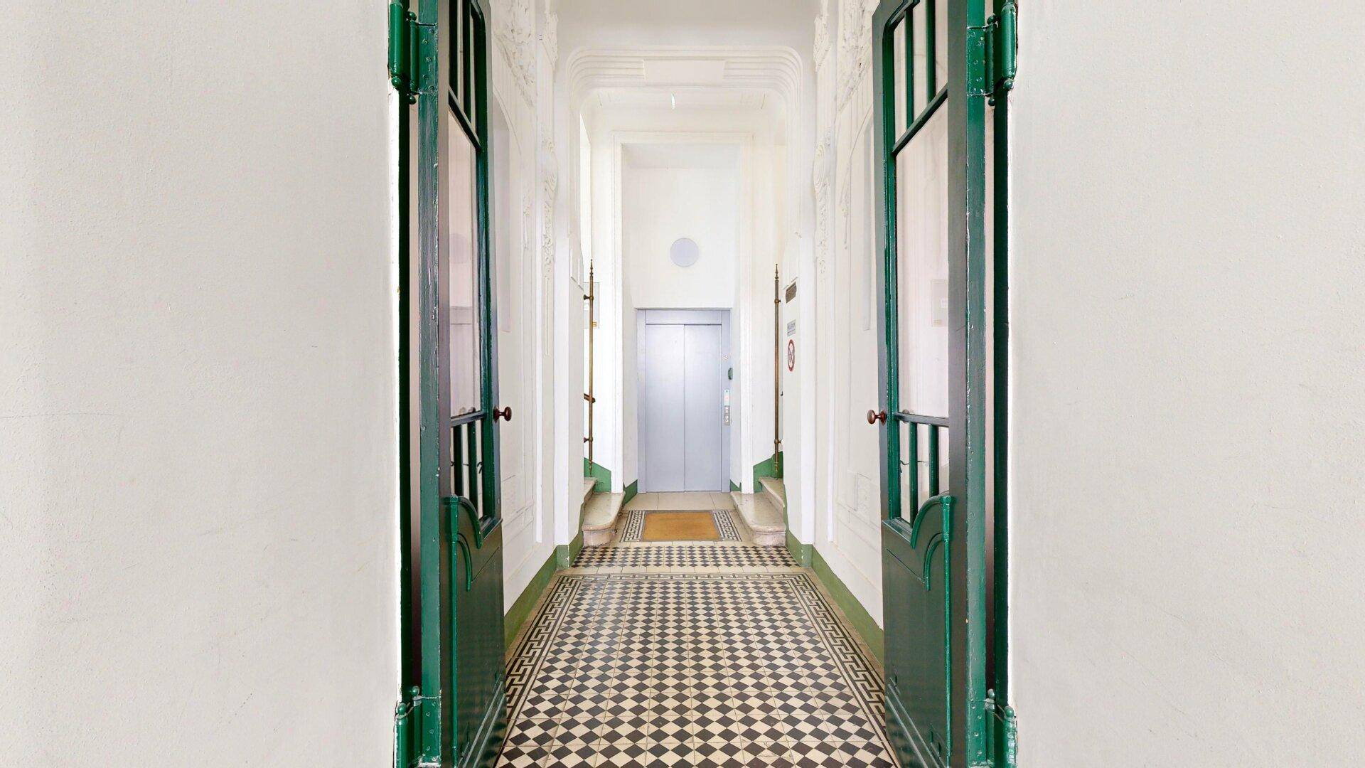 Stiegenhaus mit Lift